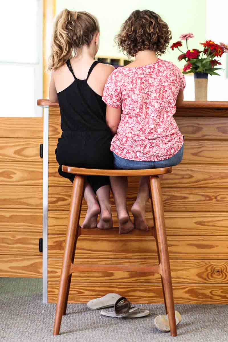 Wiley and Ave sharing a barstool