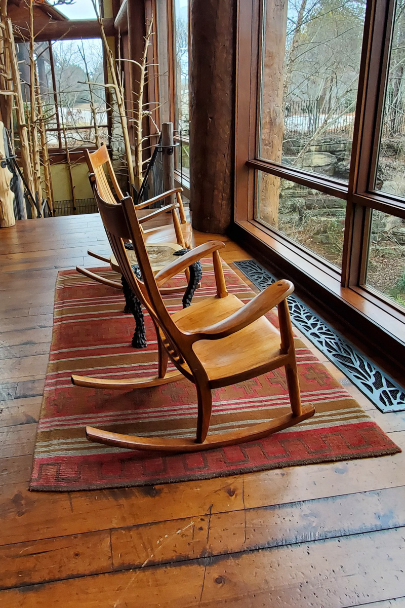 Patron photo, cherry rocking chairs with a beautiful view