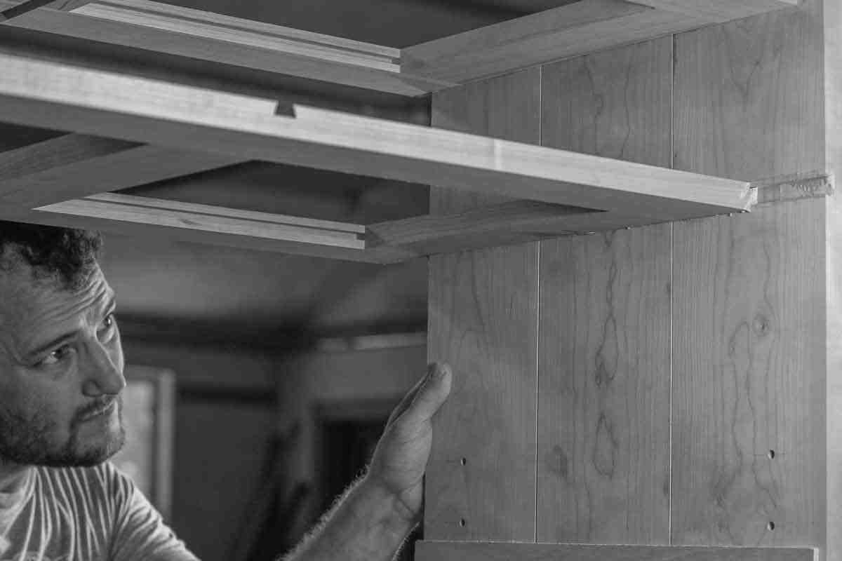 Will guiding shelf into cabinet