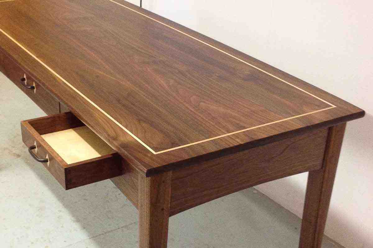 stringing on writing desk top